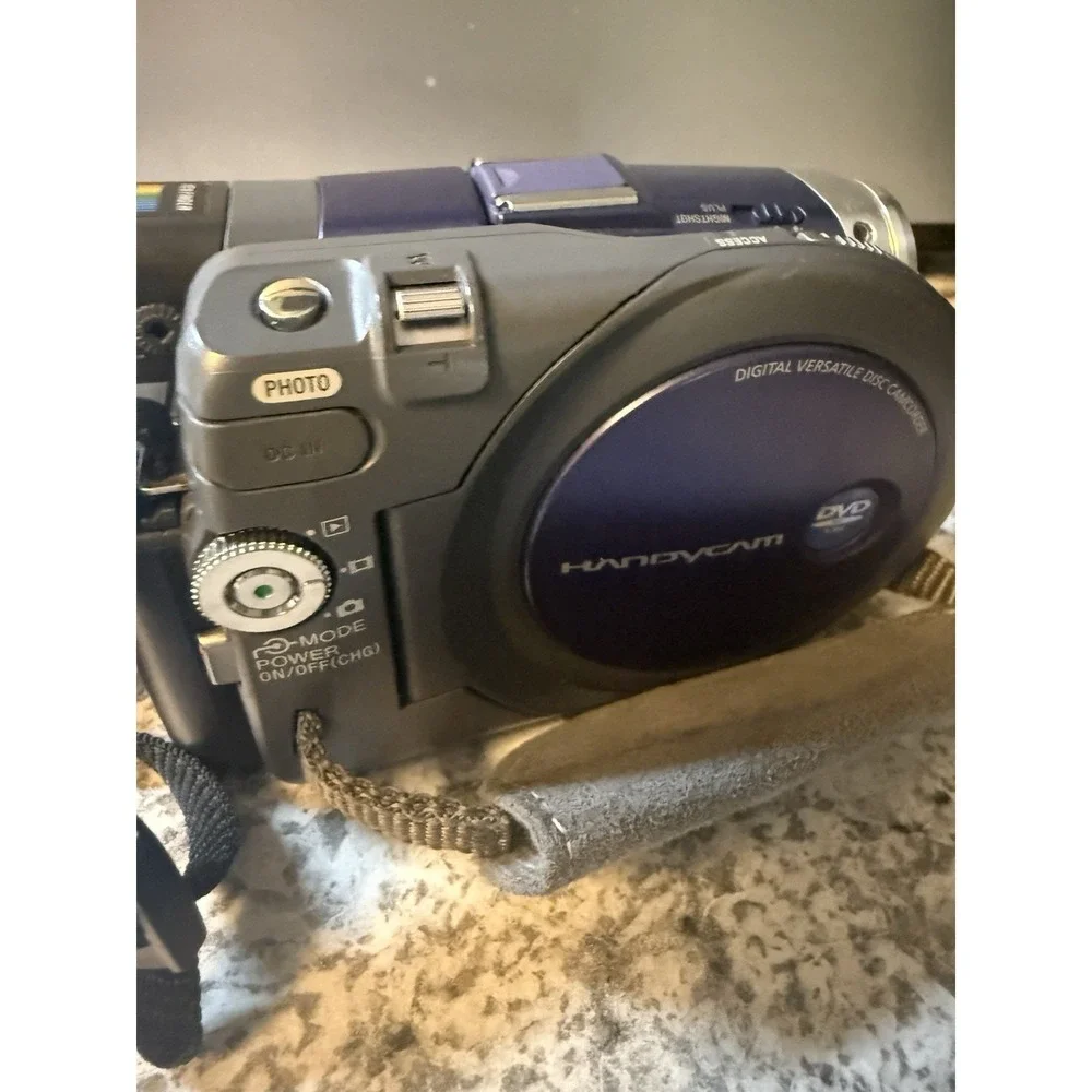 HandyCam Sony DCR-DVD 101 Digital Video Camera Recorder Lot‎ Needs Battery
